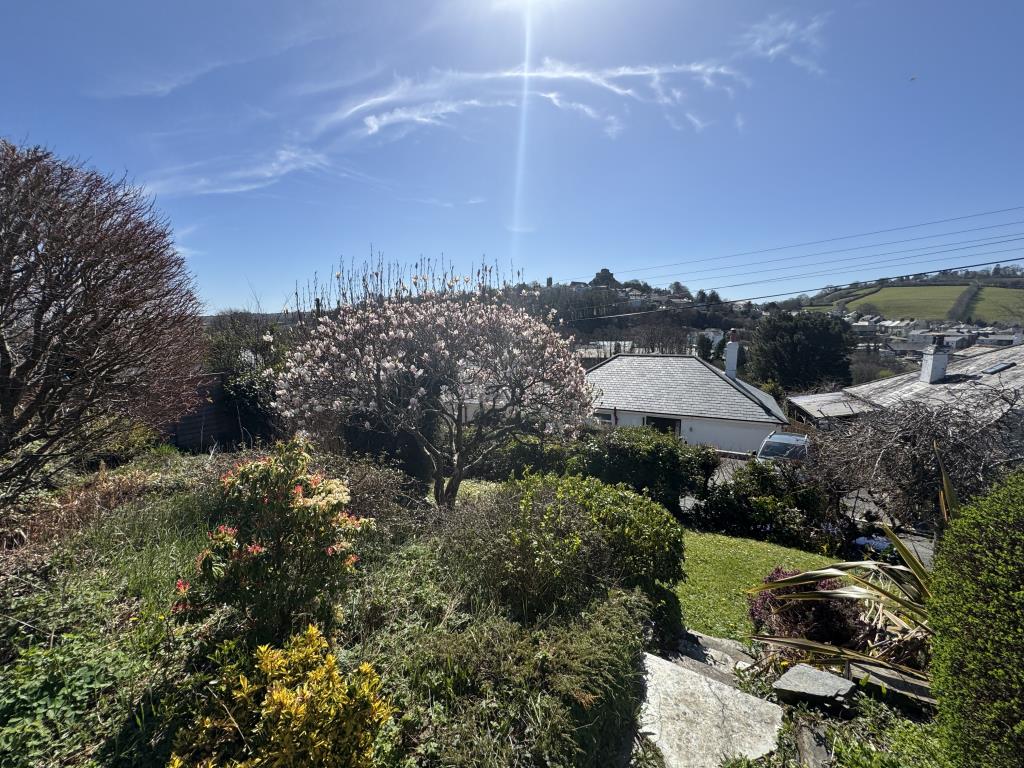 Lot: 118 - DETACHED BUNGALOW FOR IMPROVEMENT - Front Garden